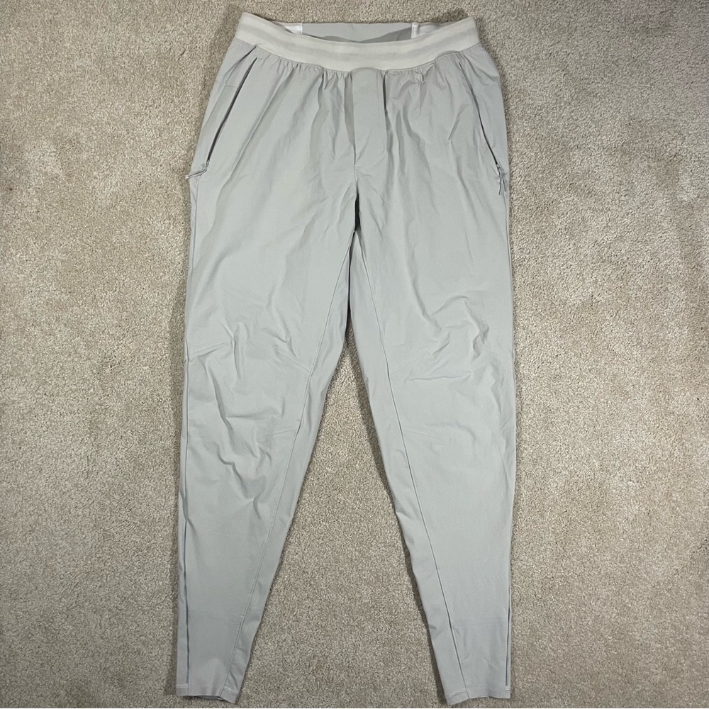 Lululemon Men’s Surge Hybrid Pants/Joggers Small (silver)